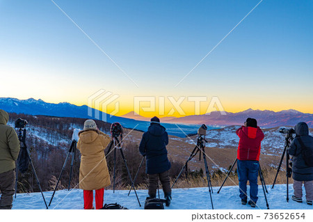 Photographer taking diamond dust at Kirigamine [Nagano Prefecture] 73652654