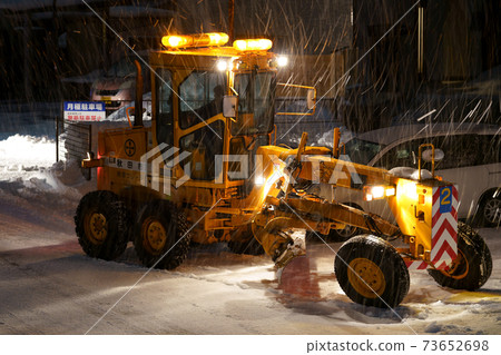 降雪期間的除雪作業秋田市的除雪作業車 照片素材 圖片 圖庫