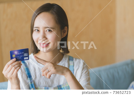 家庭主婦和信用卡 73652723