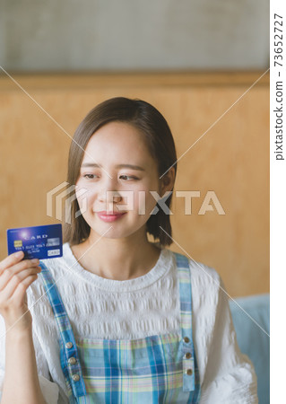 家庭主婦和信用卡 73652727