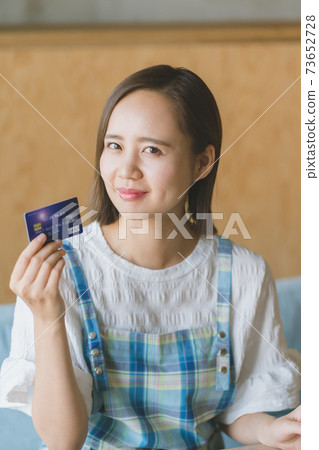 家庭主婦和信用卡 73652728