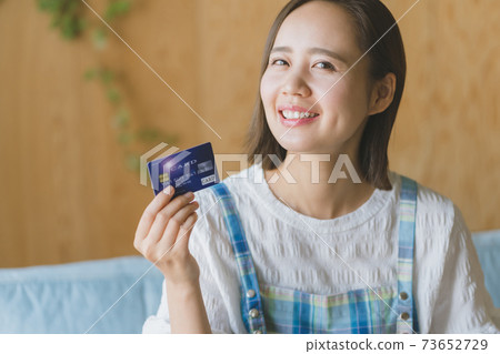 家庭主婦和信用卡 73652729