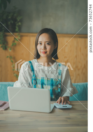 PC, housewife and calculator 73652744