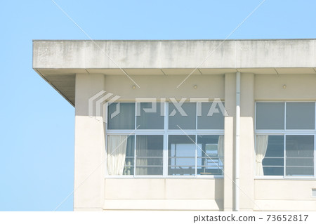 Blue sky and elementary school building 73652817