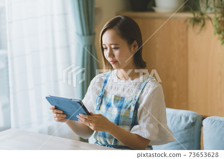 家庭主婦和平板電腦 73653628