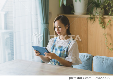 Housewives and Tablets 73653629