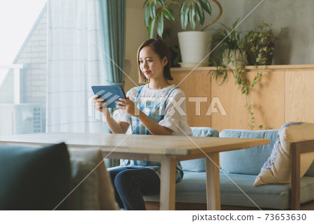 Housewives and Tablets 73653630