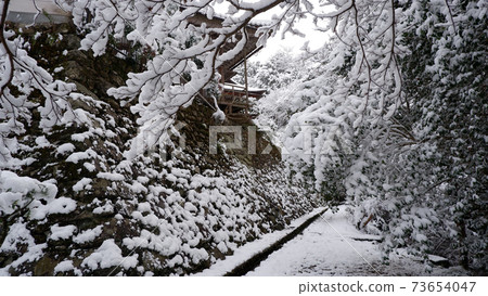Snowy day Yoshi Taisha Shrine Anō-shu stone wall Snowy day Yoshi Taisha Shrine Anō-shu stone wall 73654047