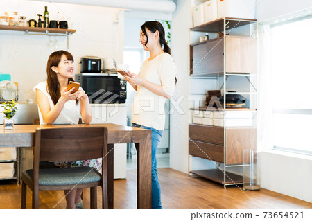 Women's room share lifestyle casual 73654521