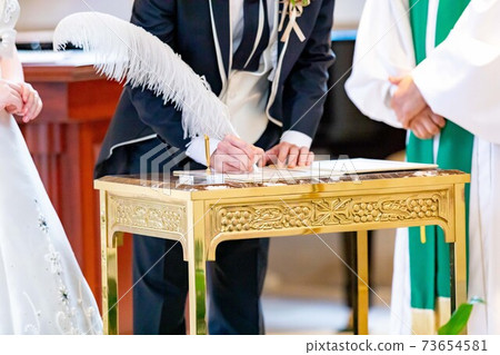 結婚誓約羽毛筆新郎 73654581