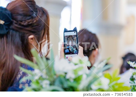 Chapel friend smartphone shooting Chapel friend smartphone shooting 73654583