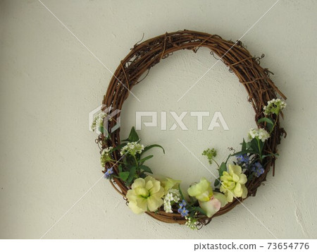 柳條春天的花花環 73654776