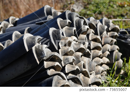 Abandoned round eaves tile 73655007