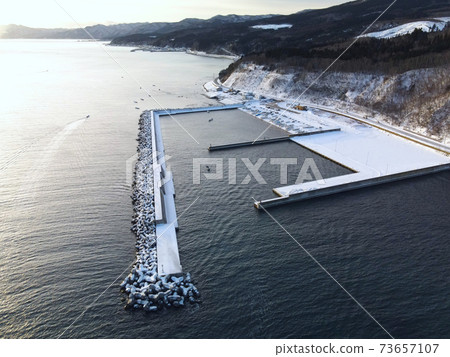北海道函館市大船通海港漁港雪景的鳥瞰圖 73657107
