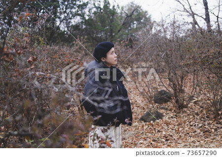 在公園散步的女人 在公園散步的女人 73657290