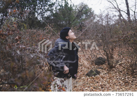 在公園散步的女人 在公園散步的女人 73657291
