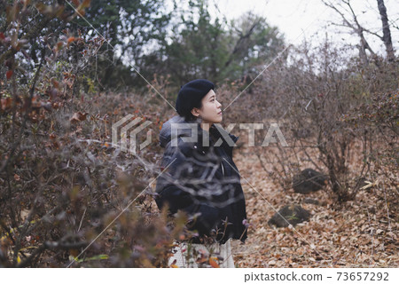 在公園散步的女人 在公園散步的女人 73657292