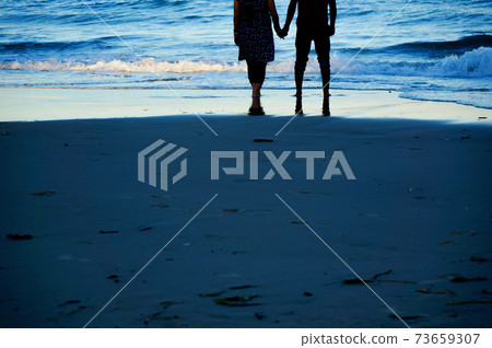 一對夫婦在海邊連接手 一對夫婦在海邊連接手 73659307