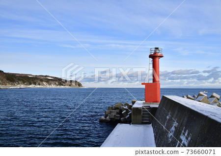 冬季在北海道函館市大船釣魚港拍攝燈塔的雪景 73660071