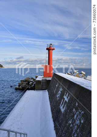 Photographing the snow scene of the lighthouse at Ofune fishing port in Hakodate, Hokkaido in winter Photographing the snow scene of the lighthouse at Ofune fishing port in Hakodate, Hokkaido in winter 73660074