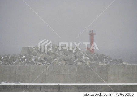 冬季拍攝北海道函館市大船釣魚港的雪景 冬季拍攝北海道函館市大船釣魚港的雪景 73660290