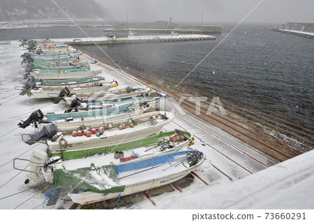 冬季拍攝北海道函館市大船釣魚港的雪景 冬季拍攝北海道函館市大船釣魚港的雪景 73660291