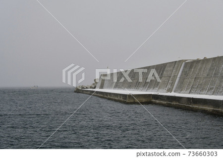 Photographing the snow scene of Ofune fishing port in Hakodate, Hokkaido in winter Photographing the snow scene of Ofune fishing port in Hakodate, Hokkaido in winter 73660303