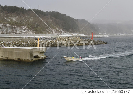 Photographing the scenery of a fishing boat returning to Ofune fishing port in Hakodate, Hokkaido in winter Photographing the scenery of a fishing boat returning to Ofune fishing port in Hakodate, Hokkaido in winter 73660587