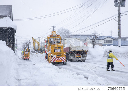 Snow removal scenery on roads in heavy snowfall areas Snow removal scenery on roads in heavy snowfall areas 73660735