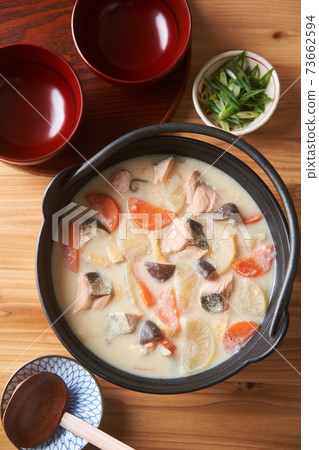 三文魚根菜湯 三文魚根菜湯 73662594