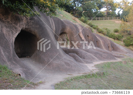 A close view of the nationally designated historic site "Kasiya Yokoanagun" (Kannami Town, Tagata District, Shizuoka Prefecture) 73666119
