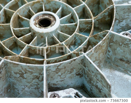 全自動洗衣機從蓋子內部的對角線上方拆卸和清潔 73667300