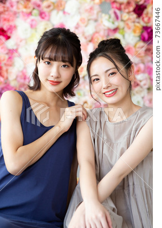 玫瑰包圍的美麗女人 73667446
