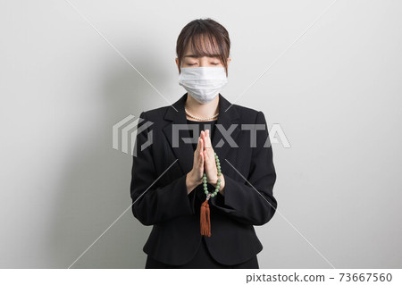 一個年輕的女人，在葬禮上聯合起來[面具] 73667560