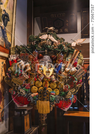 [Uenosakuragi, Tokyo] A huge auspicious rake that decorates Tafuku, Ebisu and Daikokuten at the former Yoshidaya Hotel 73667587