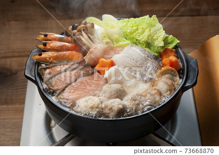 Delicious seafood yosenabe with plenty of seafood 73668870