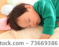 男孩睡午覺的臉 73669386
