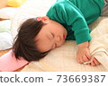 男孩睡午覺的臉 73669387