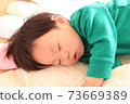 男孩睡午覺的臉 73669389