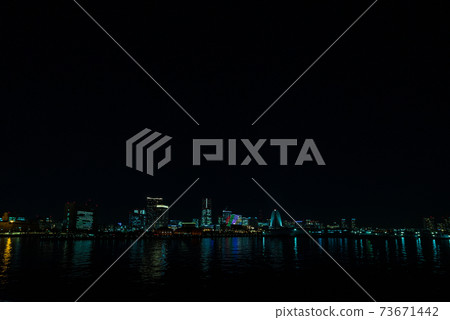 用廣角鏡拍攝的橫濱橋橋港未來的夜景 73671442