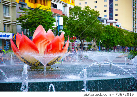 Fountain on Nguyen Hue Street [Vietnam image] 73672019