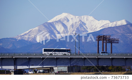 從冬天的長良河兩岸看到的伊吹山和長良橋 從冬天的長良河兩岸看到的伊吹山和長良橋 73673733