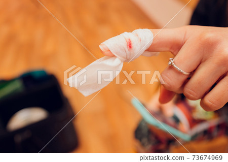 Woman injured in a deep wound. Get help from a nurse. 73674969