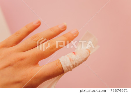 Woman injured in a deep wound. Get help from a nurse. 73674971