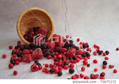 assorted red berries in bulk assorted red berries in bulk 73675172