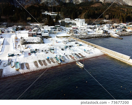 鳥瞰北海道函館市安浦漁港冬季雪景 鳥瞰北海道函館市安浦漁港冬季雪景 73677200