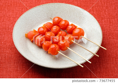 Kushiyaki of cherry tomatoes and petit tomatoes, yakitori style. Just stick tomatoes on a bamboo skewer and grill them to make them delicious! !! !! Kushiyaki of cherry tomatoes and petit tomatoes, yakitori style. Just stick tomatoes on a bamboo skewer and grill them to make them delicious! !! !! 73677455