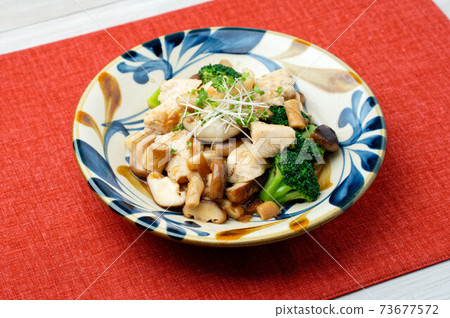 使用雞柳,炸雞柳,西蘭花和香菇,以及市售的烤牛肉醬。 使用雞柳,炸雞柳,西蘭花和香菇,以及市售的烤牛肉醬。 73677572