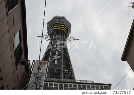 從建築物之間看到的通天閣（大阪府大阪市南和區） 73677987