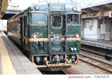 貝魯蒙塔（Berumonta）在高岡站（Belle Montagne et Mer）停靠 73678374